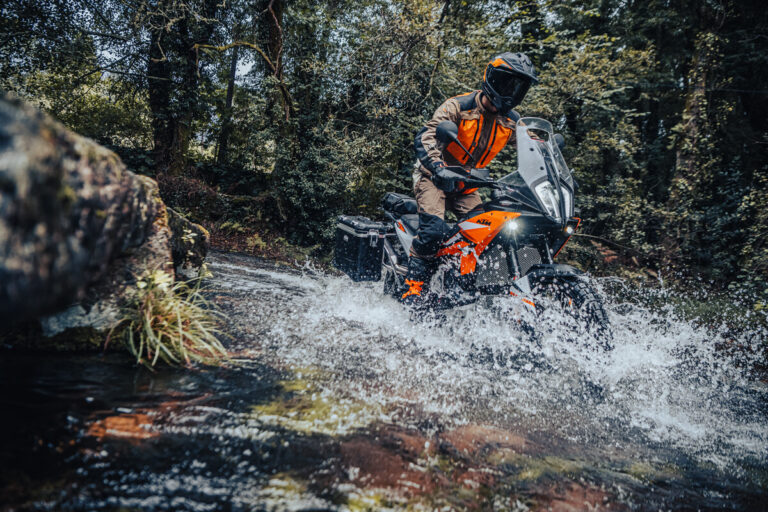 Read more about the article KTM 890 – je to najboljši novi adventure motocikel srednjega razreda?