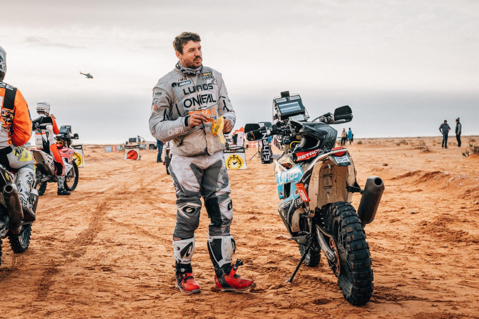 You are currently viewing Dakar 2023: 9. etapa – Simon Marčič pravi, da je vse ”porihtal” na motorju in se veseli zahtevnega drugega dela dirke!