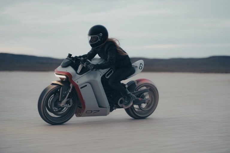 Read more about the article Bi vozili tak električni motocikel? Zero SR-X prototip kot iz video igre