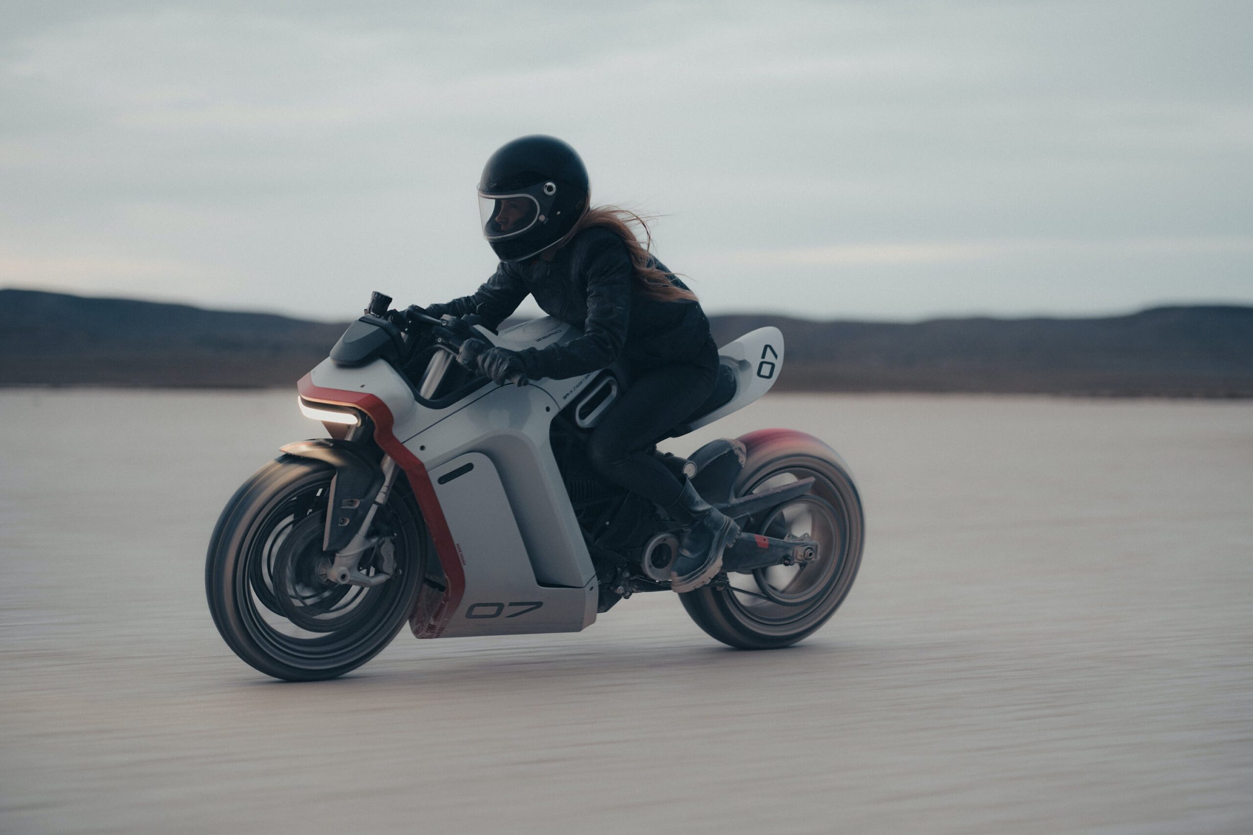 You are currently viewing Bi vozili tak električni motocikel? Zero SR-X prototip kot iz video igre