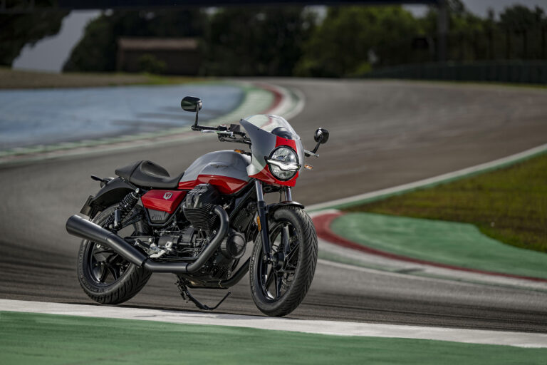 Read more about the article MotoGuzzi V7 Stone Corsa za leto 2024 je poklon dirkam in klasičnim motociklom