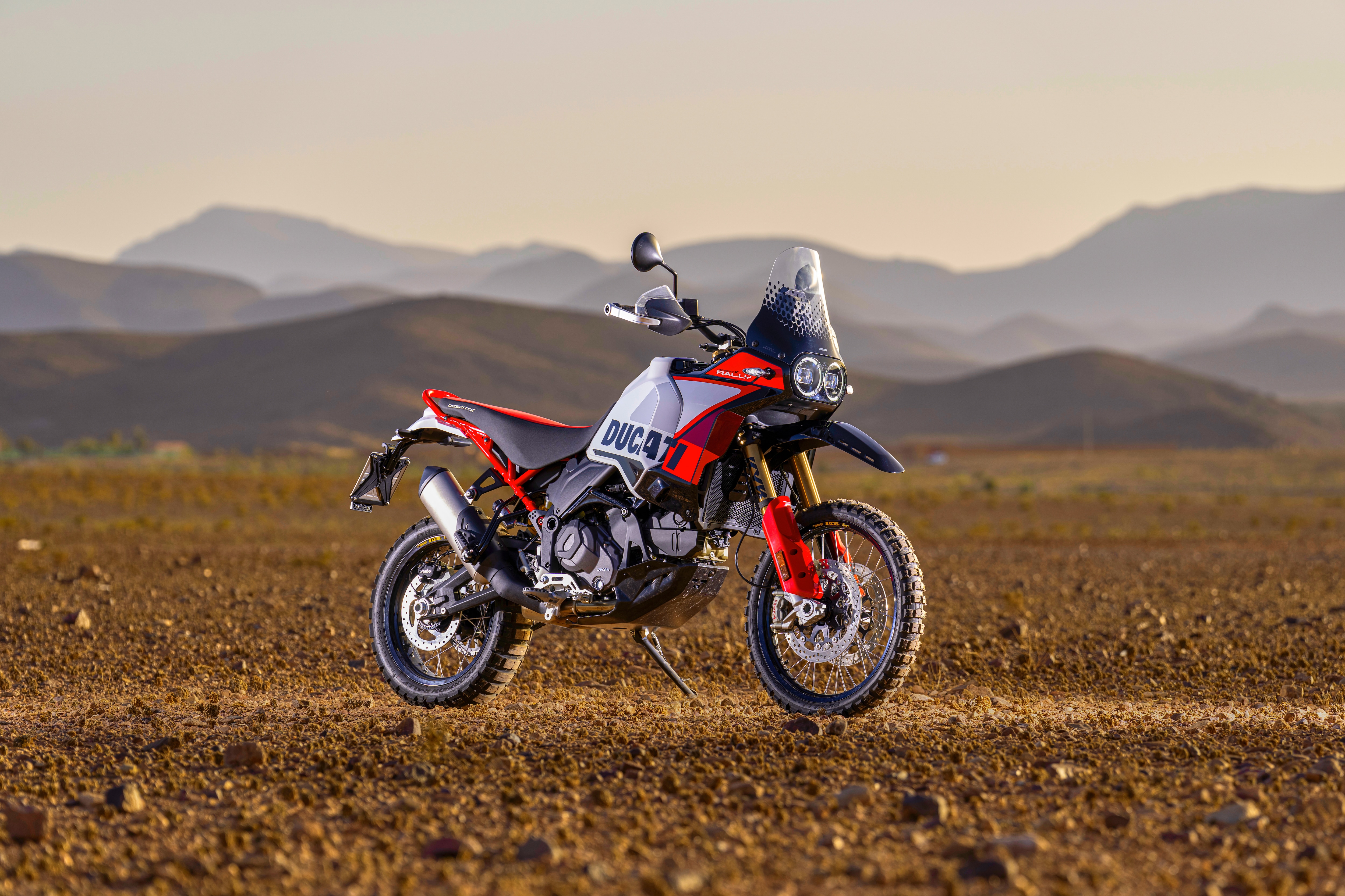 Read more about the article Ducati DesertX Rally – resno spogledovanje s terenom ali napoved nečesa novega!