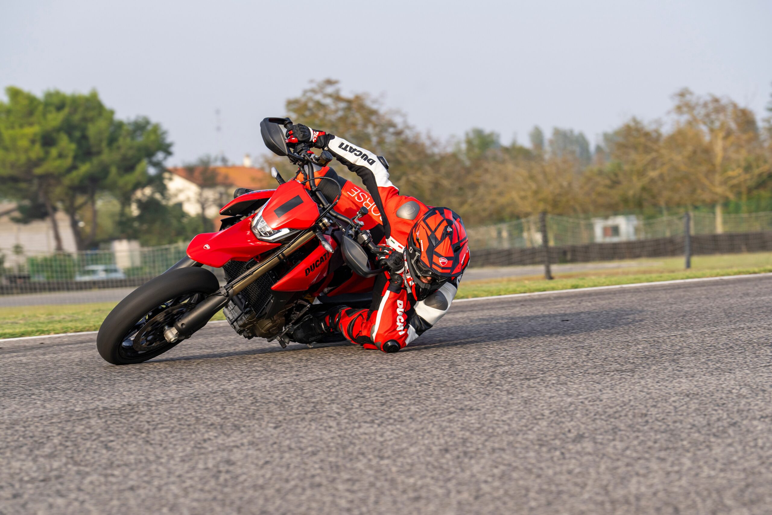 You are currently viewing Ducati Hypermotard 698 Mono, prvi Ducatijev enovaljni supermoto, ki ruši rekorde