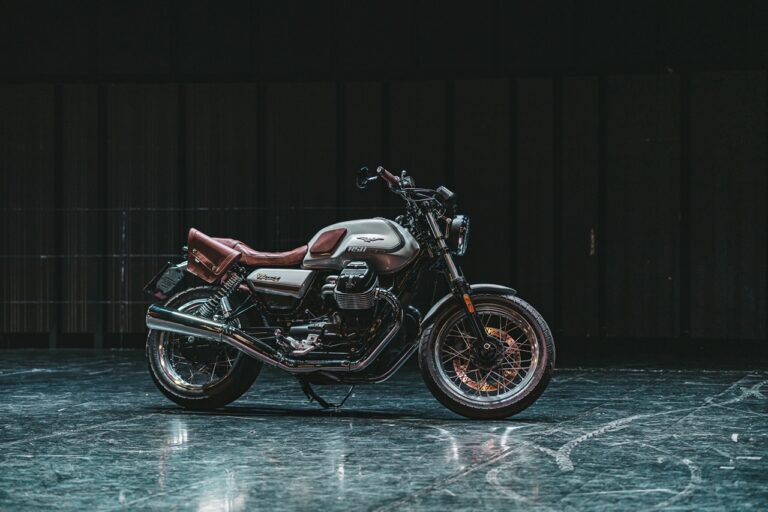 Read more about the article Moto Guzzi V7 Special – Rude Gentleman Garage. Se pelje tako dobro kot izgleda?