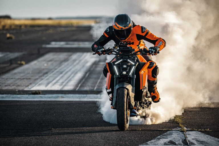 Read more about the article KTM 1390 Super Duke R in EVO – motor, ki bo raztrgal zadnjo gumo!