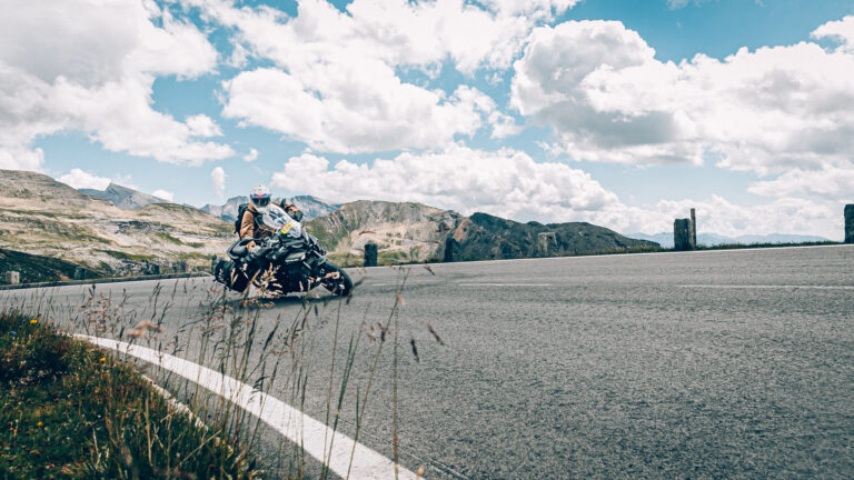 Read more about the article Z motorjem v Avstrijo 2026: Vsa pravila, obvezna oprema, vinjeta in kazni