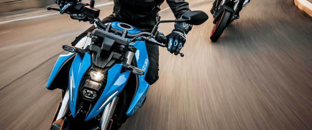 Suzuki-GSX800M5-action-motoavantura - www.motoavantura.si