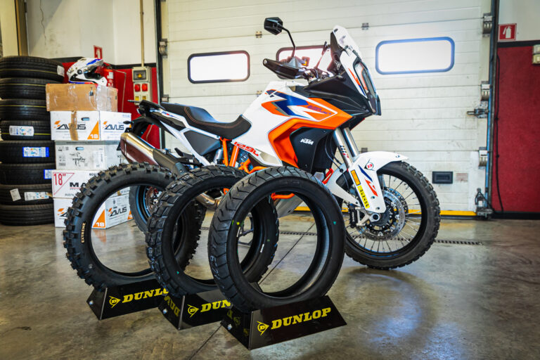 Read more about the article Cesta, potovanja, asfalt, makadam – Kako izbrati prave pnevmatike za adventure motor?