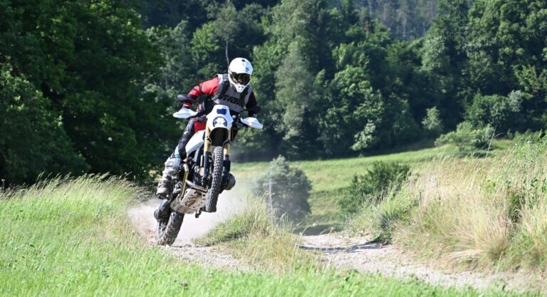 Read more about the article Test: BMW R 12 G/S – dakarska legenda gre naprej
