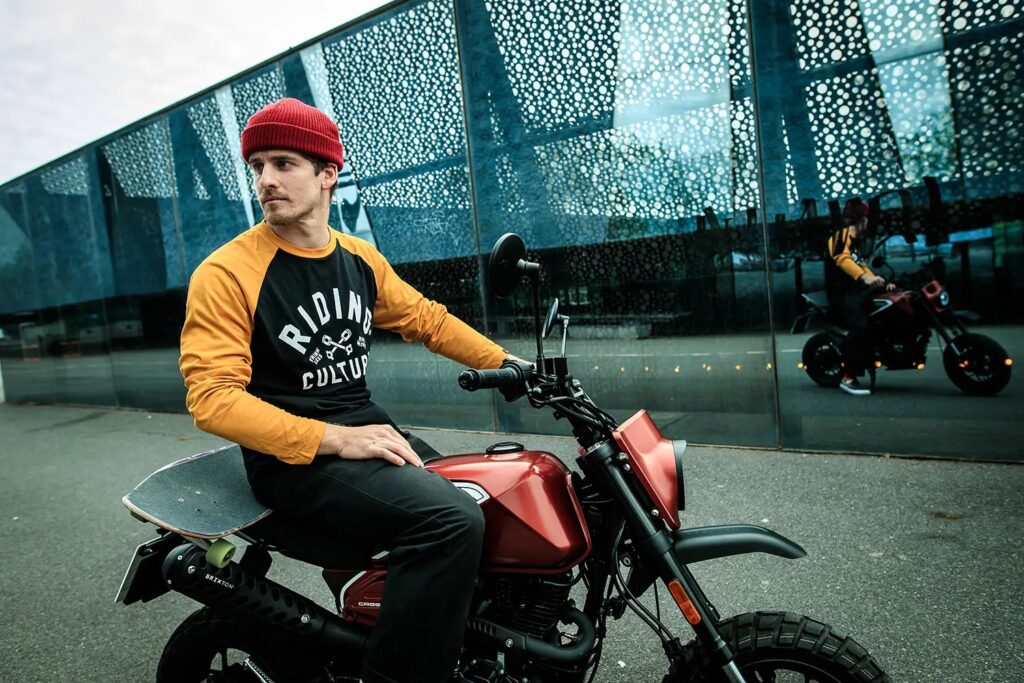 Brixton_Crossfire-125-XS_in_Clockwork-Orange_Skateboard_Rider - www.motoavantura.si