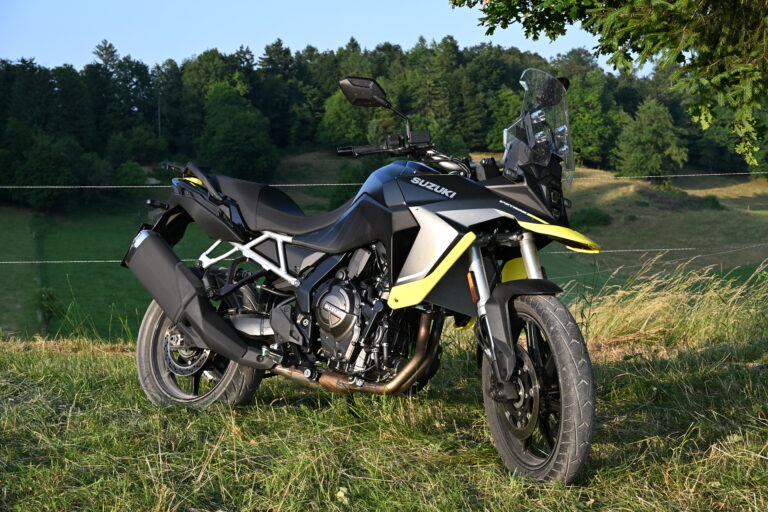 Read more about the article Test: Suzuki V-Strom 800 je potovalni enduro za vsak dan z nizkim sedežem!
