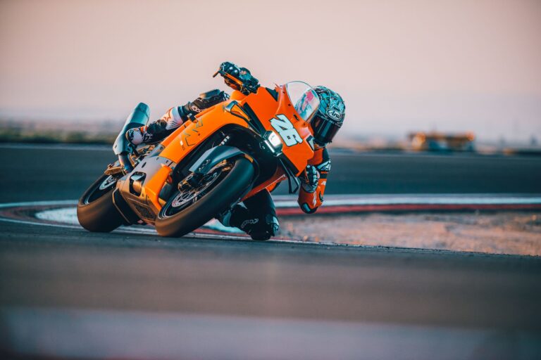 Read more about the article KTM 990 RC R – superšportnik narejen po vzoru MotoGP dirkalnikov