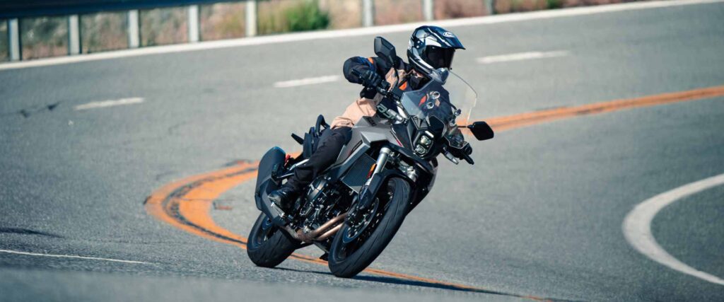 Suzuki-V-Strom-800M5-action-1 - www.motoavantura.si