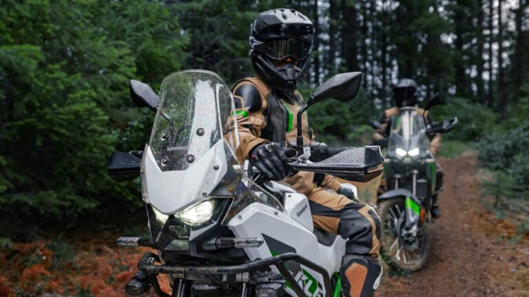 Read more about the article Kawasaki KLE 500 2026 – vrnitev ikoničnega imena in avanture!