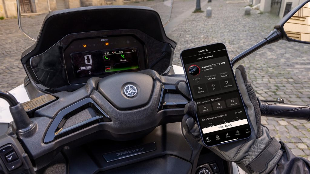 2026-Yamaha-Tricity-300-telefon-2-motoavantura - www.motoavantura.si