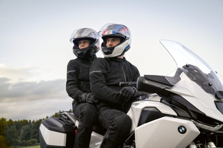 Read more about the article Predstavljamo: Preklopna touring čelada BMW Motorrad System 8