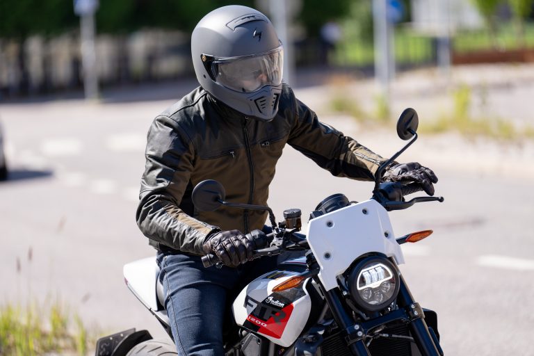 Read more about the article Na testu: Halvarssons Holmen – vodoodporna urbana motoristična jakna