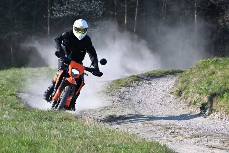 Read more about the article Motoavantura test: KTM 390 Enduro R – tako dober, da ga nisem hotel vrniti