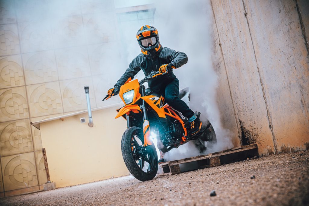 2025 KTM 125 and 390 SMC R 1 - www.motoavantura.si