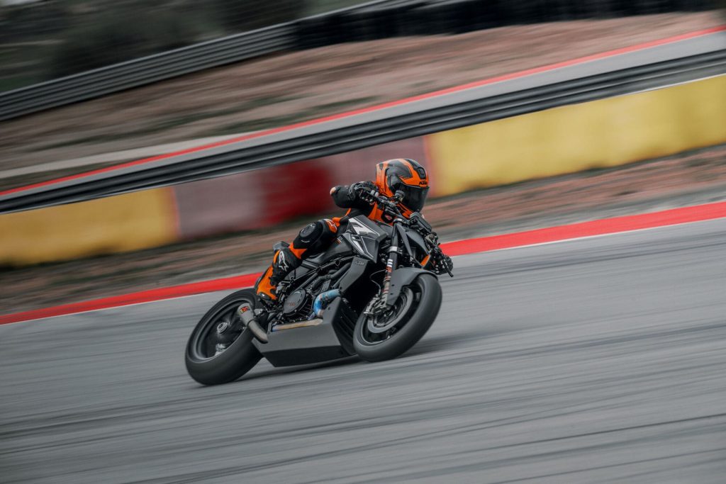 2026-KTM-1390-SUPER-DUKE-RR-TRACK-motoavantura 5 - www.motoavantura.si