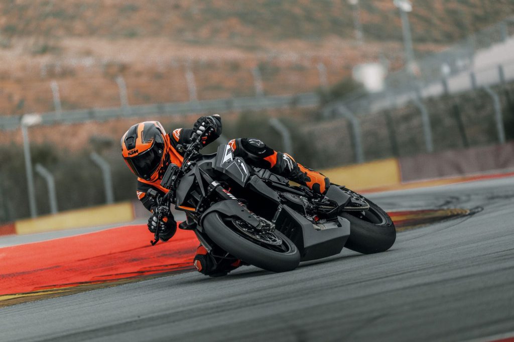 2026-KTM-1390-SUPER-DUKE-RR-TRACK-motoavantura 7 - www.motoavantura.si