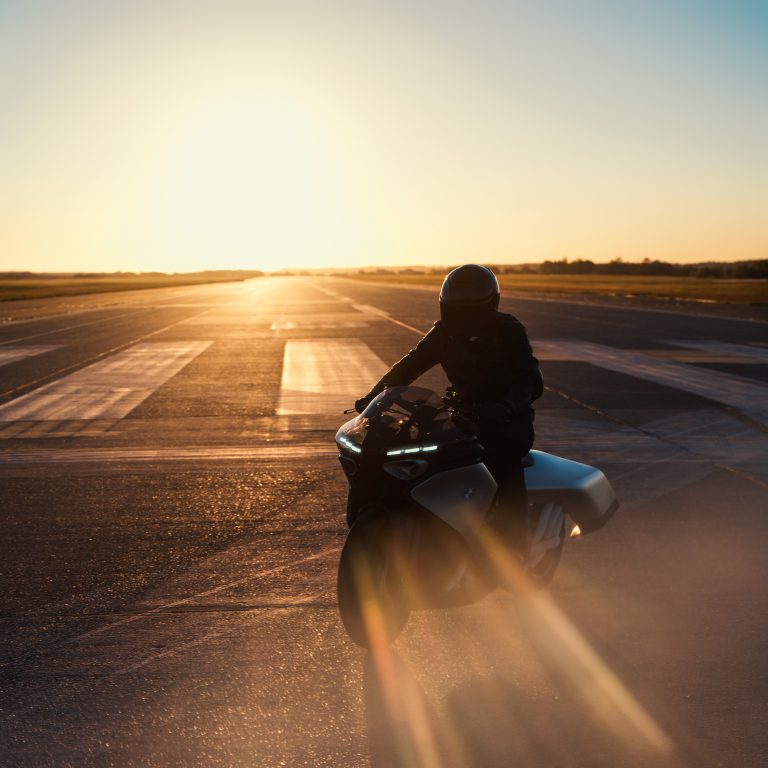 Read more about the article BMW Motorrad Vision K18: bo futuristična šestvaljna vizija postala realnost?