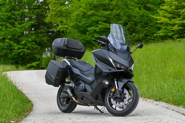 Read more about the article Honda Forza 750 – tehnološko nabit skuter ali motor?