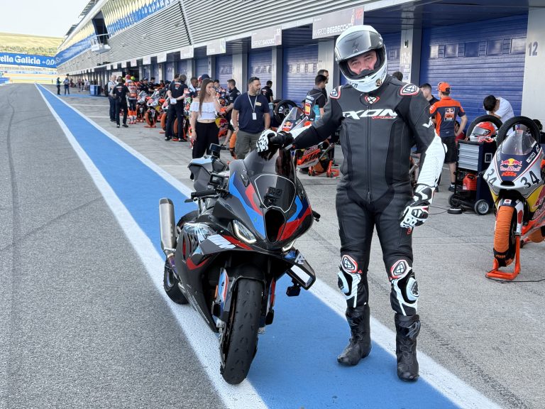 Read more about the article Test: Ixon Vortex 3 – dirkaški kombinezon z MotoGP tehnologijo in hudo dobro ceno