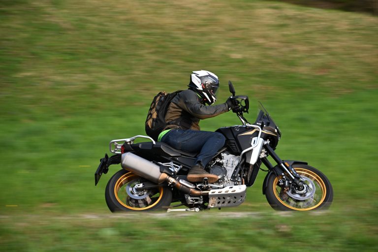 Read more about the article KOVE 800X GT – živahen adventure touring motocikel za dolge poti in vsakodnevno vožnjo