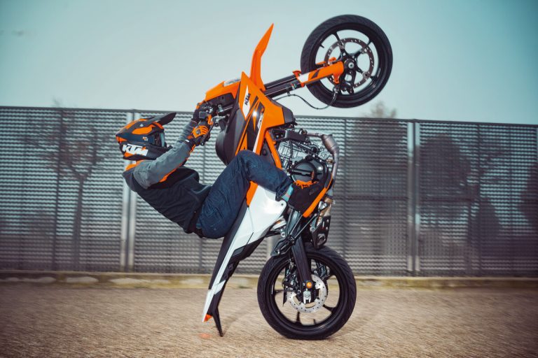 Read more about the article Odličen za učenje: KTM 125 SMC R je supermoto za mlade motoriste in koda 125 voznike