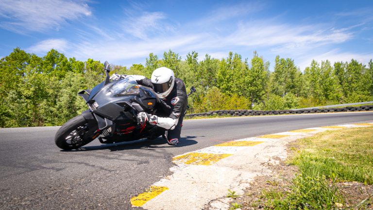 Read more about the article Test na dirkališču: KTM 990 RC R – vrnitev v supersport segment z odličnim motociklom