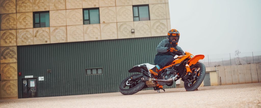 PHO_BIKE_DET_Supermoto-KTM-2025-125-smc-r-action-image-2_SALL_AEPI_V1 - www.motoavantura.si