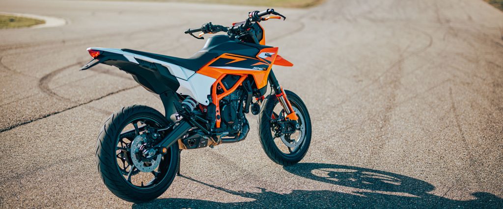 PHO_BIKE_DET_Supermoto-KTM-2025-125-smc-r-action-image-3_SALL_AEPI_V1 - www.motoavantura.si