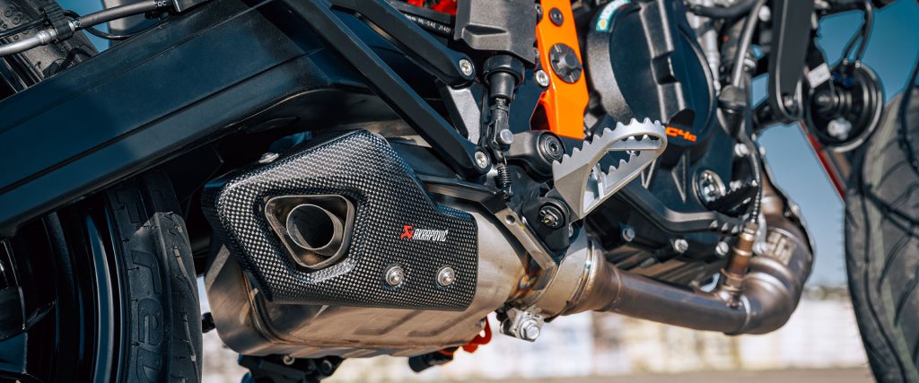 PHO_BIKE_DET_Supermoto-KTM-2025-125-smc-r-action-image-4_SALL_AEPI_V1 - www.motoavantura.si