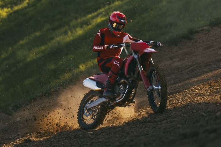 Read more about the article Ducati Desmo250 MX: Italijani napadajo razred MX2 z 15.000 vrtljaji in napredno elektroniko