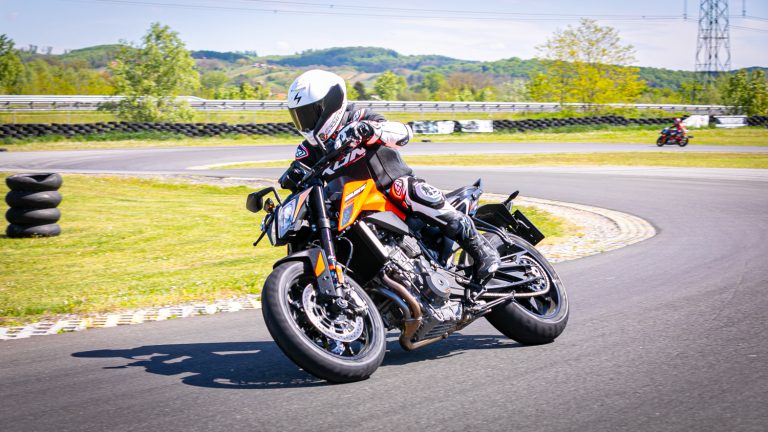 Read more about the article Test: KTM 790 DUKE (2026) –  naked, ki zna narisati nasmeh pod čelado