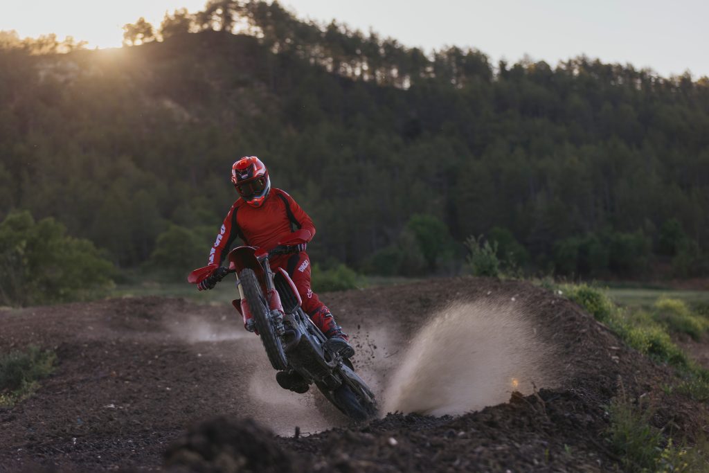MY27_DESMO450EDS_DYNAMIC_14 - www.motoavantura.si