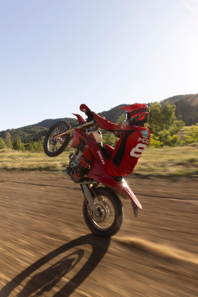 MY27_DESMO450EDS_DYNAMIC_22 - www.motoavantura.si