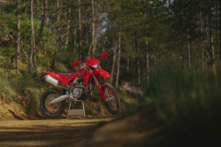 Read more about the article Ducati Desmo450 EDS – Ducati vstopa v svet enduro motociklov