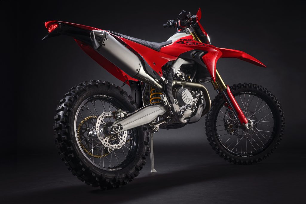 MY27_DESMO450EDS_STUDIO_4 - www.motoavantura.si