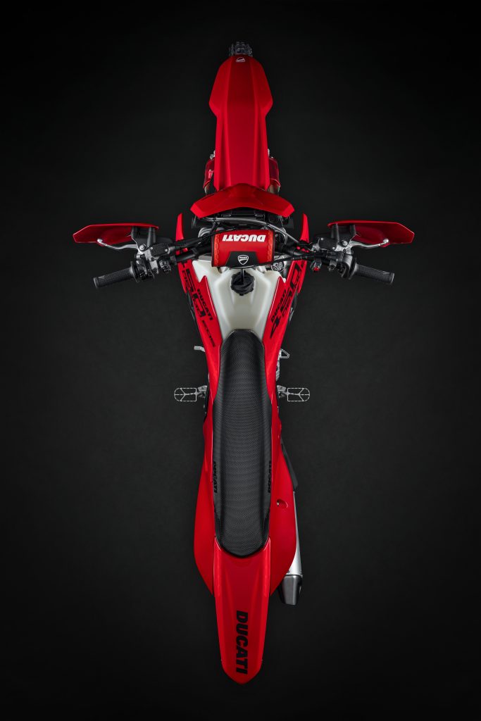 MY27_DESMO450EDS_STUDIO_5 - www.motoavantura.si