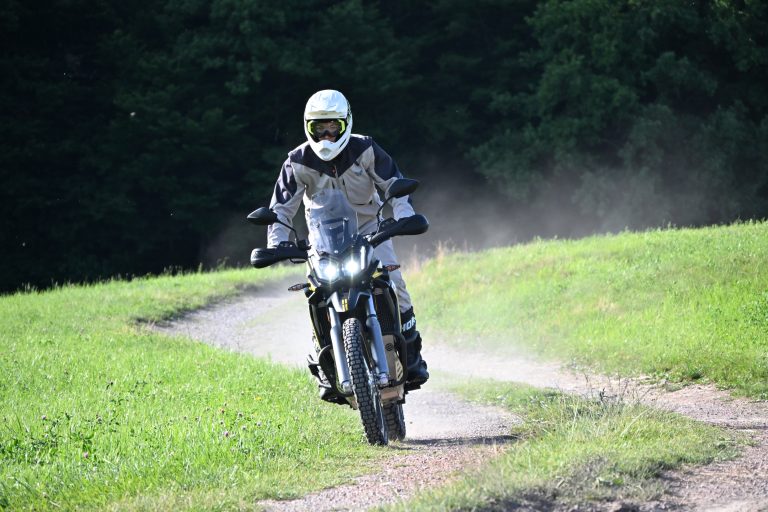 Read more about the article Test: VOGE 300 Rally – cenovno (zelo) dostopen adventure motocikel