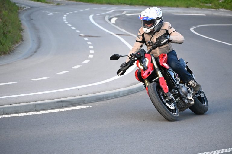 Read more about the article Test: Ducati Hypermotard V2 SP  – supermoto, ki te zasvoji z vsakim ovinkom