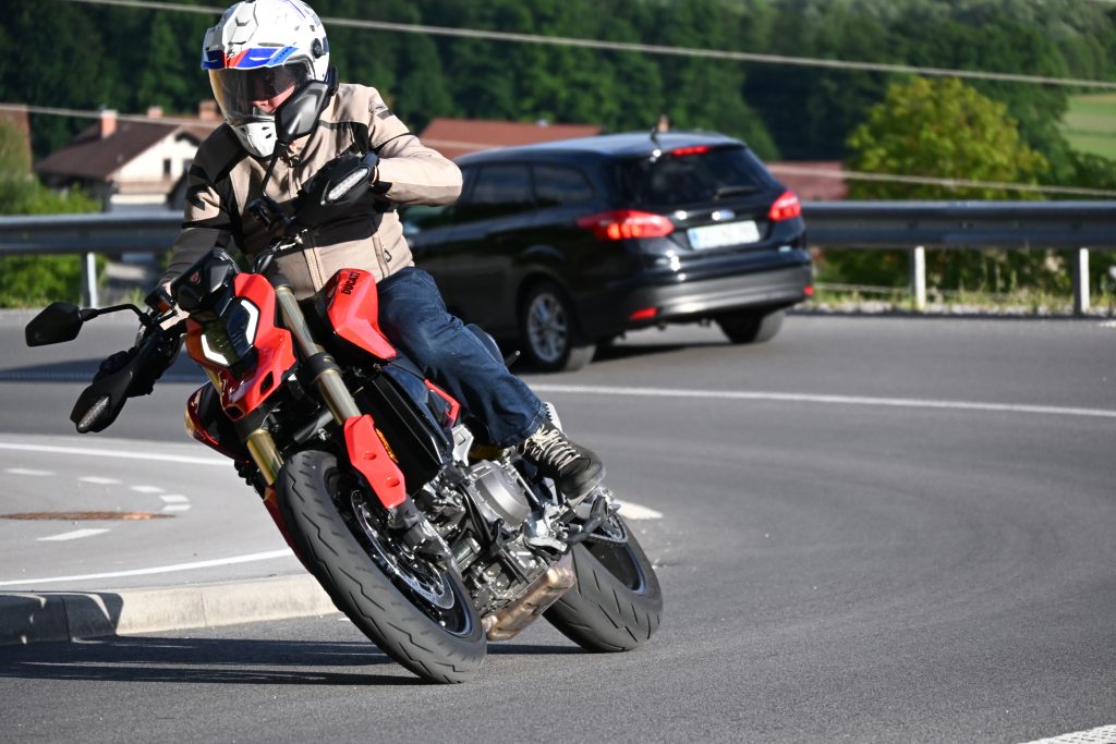 Ducati Hypermotard V2_motoavantura_test 8 - www.motoavantura.si