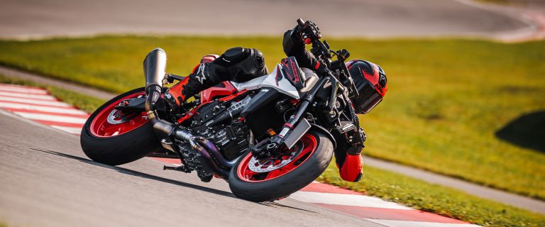 Read more about the article Novi KTM 990 DUKE (2026): Ostro orožje za vse, ki obožujejo dinamično vožnjo