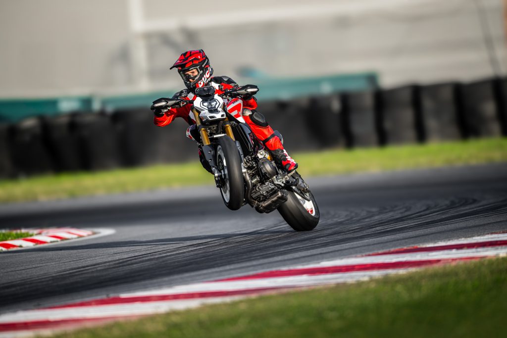 MY26_HYPERMOTARD_V2SP_DYN_7 - www.motoavantura.si