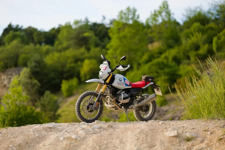 Read more about the article BMW R 12 G/S GS Trophy – veliki enduro motor za spopad z  gozdovi Romunije