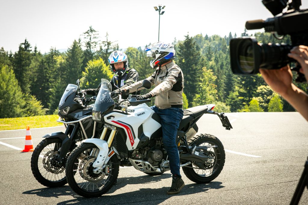 uporaba-zadnje-zavore-tehnika-motoavantura 1 - www.motoavantura.si