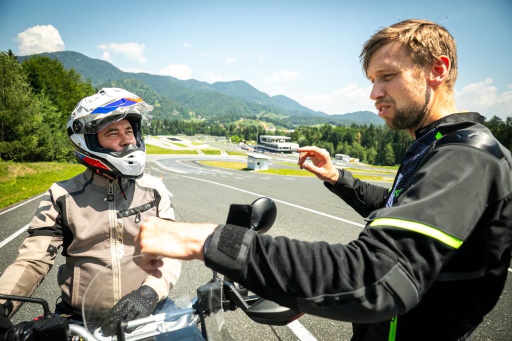 uporaba-zadnje-zavore-tehnika-motoavantura 11 - www.motoavantura.si