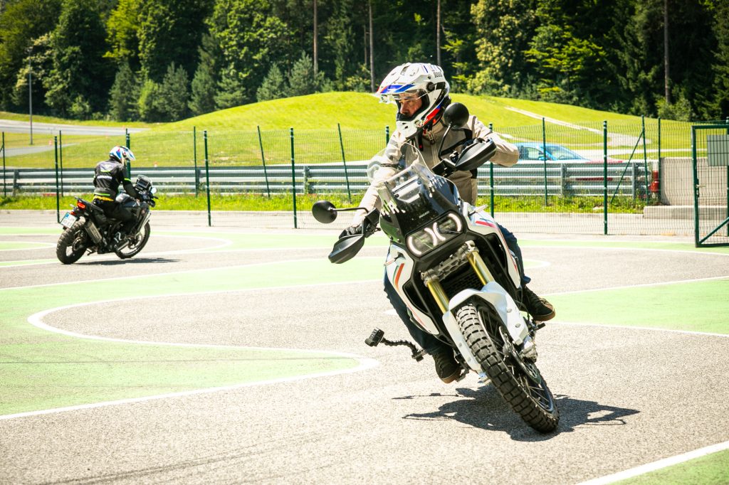 uporaba-zadnje-zavore-tehnika-motoavantura 9 - www.motoavantura.si